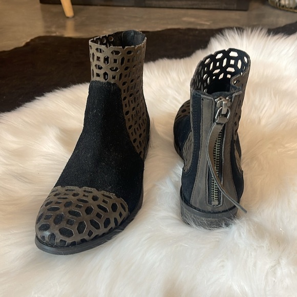 Women’s Boot - Picture 2 of 2